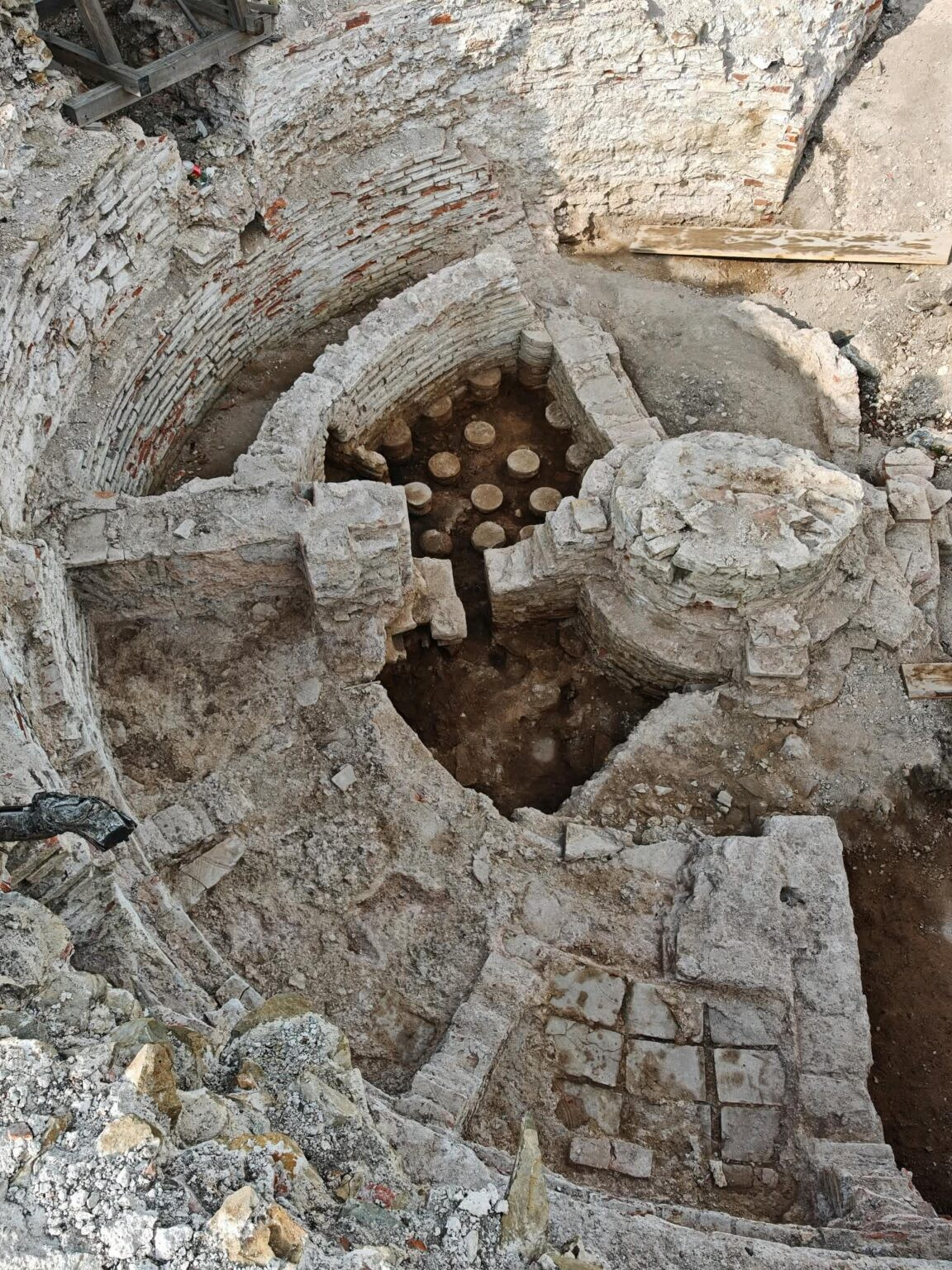 Το ρωμαϊκό αυτοκρατορικό λουτρό στον νοτιοδυτικό πύργο του παλατιού στο Βρέλο-Σάρκαμεν, όπου διακρίνονται οι διατηρημένοι πεσσοί (pilae) του υπόκαυστου και η γύρω τοιχοποιία του κυκλικού συγκροτήματος λουτρών.Φωτογραφία της Marija Jović 