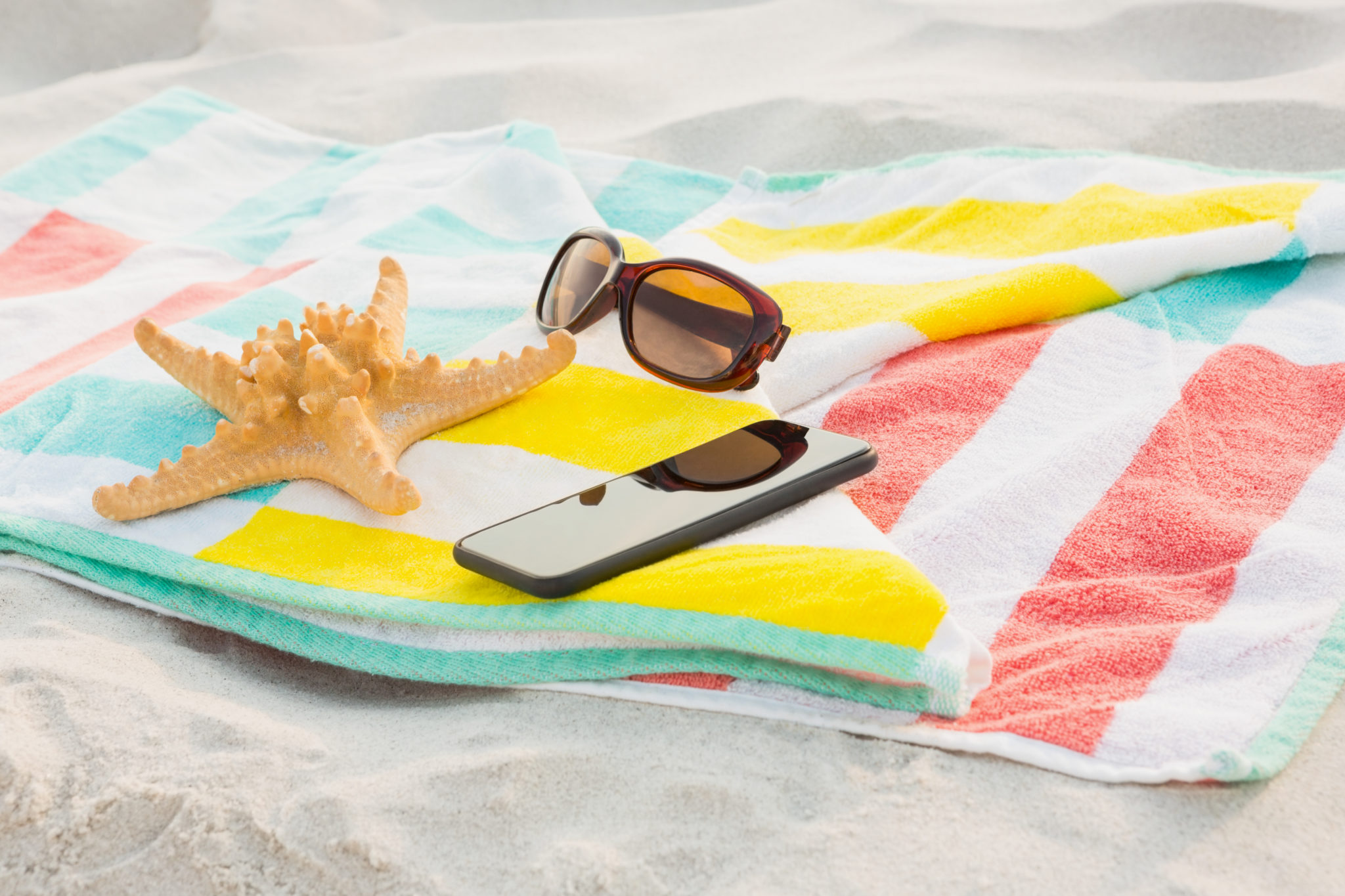 Πετσέτες θαλάσσης: Πώς να τις πλένετε σωστά για να παραμείνουν απαλές και χωρίς άμμο