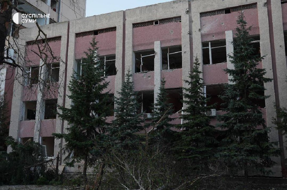 Σπασμένα παράθυρα και ζημιές στην πρόσοψη εκπαιδευτικού ιδρύματος στη Σούμι, έπειτα από ρωσική αεροπορική επίθεση στις 20 Σεπτεμβρίου 2026. Πηγή: Suspilne Sumy
