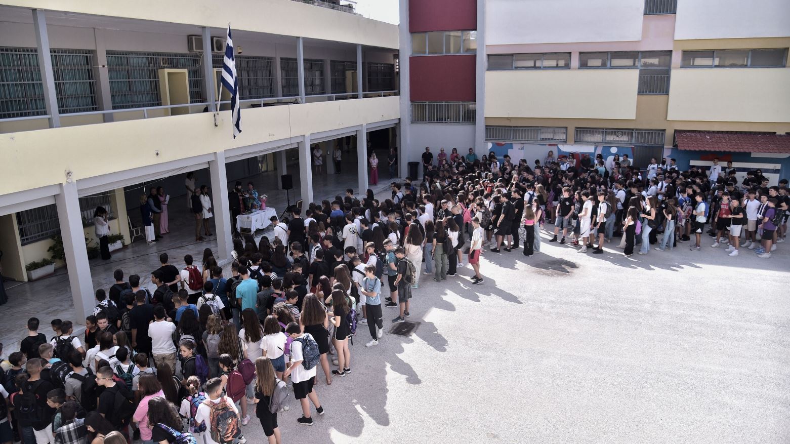 Επιστροφή στα θρανία: Σήμερα ο αγιασμός, τη Δευτέρα ξεκινούν τα μαθήματα