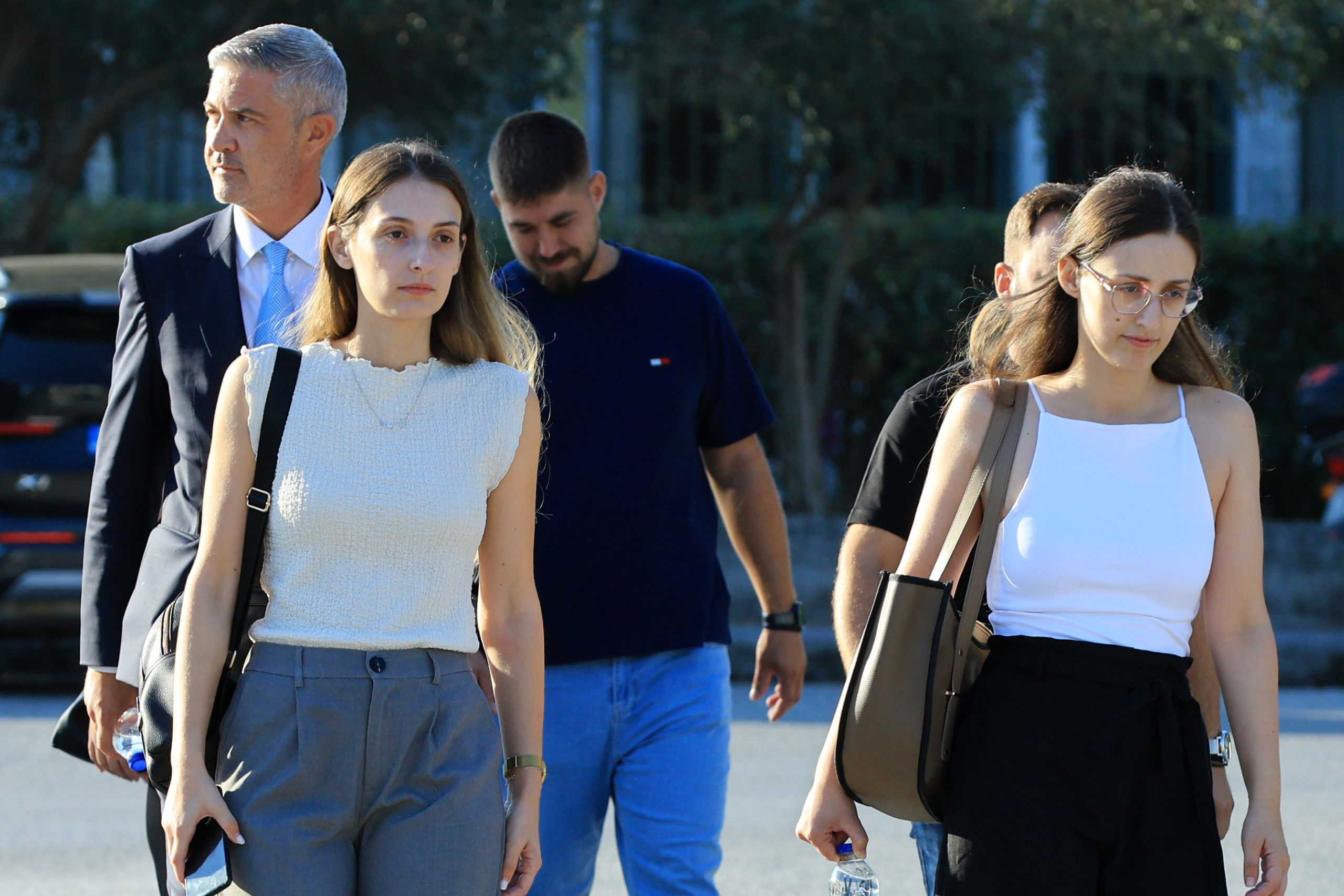 Δίκη για τα Τέμπη: «Μας τον έφεραν σε κλειστό φέρετρο, δεν μπορέσαμε να τον αποχαιρετήσουμε» – Λύγισε η κόρη του μηχανοδηγού
