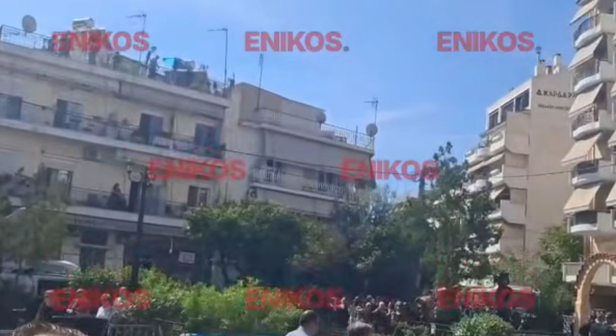 Θρήνος και «γιορτή αγάπης» στη Νίκαια: Τραγούδια του Μαζωνάκη ακούγονται από ηχεία έξω από τον Ιερό Ναό της Αγίας Τριάδας – ΒΙΝΤΕΟ