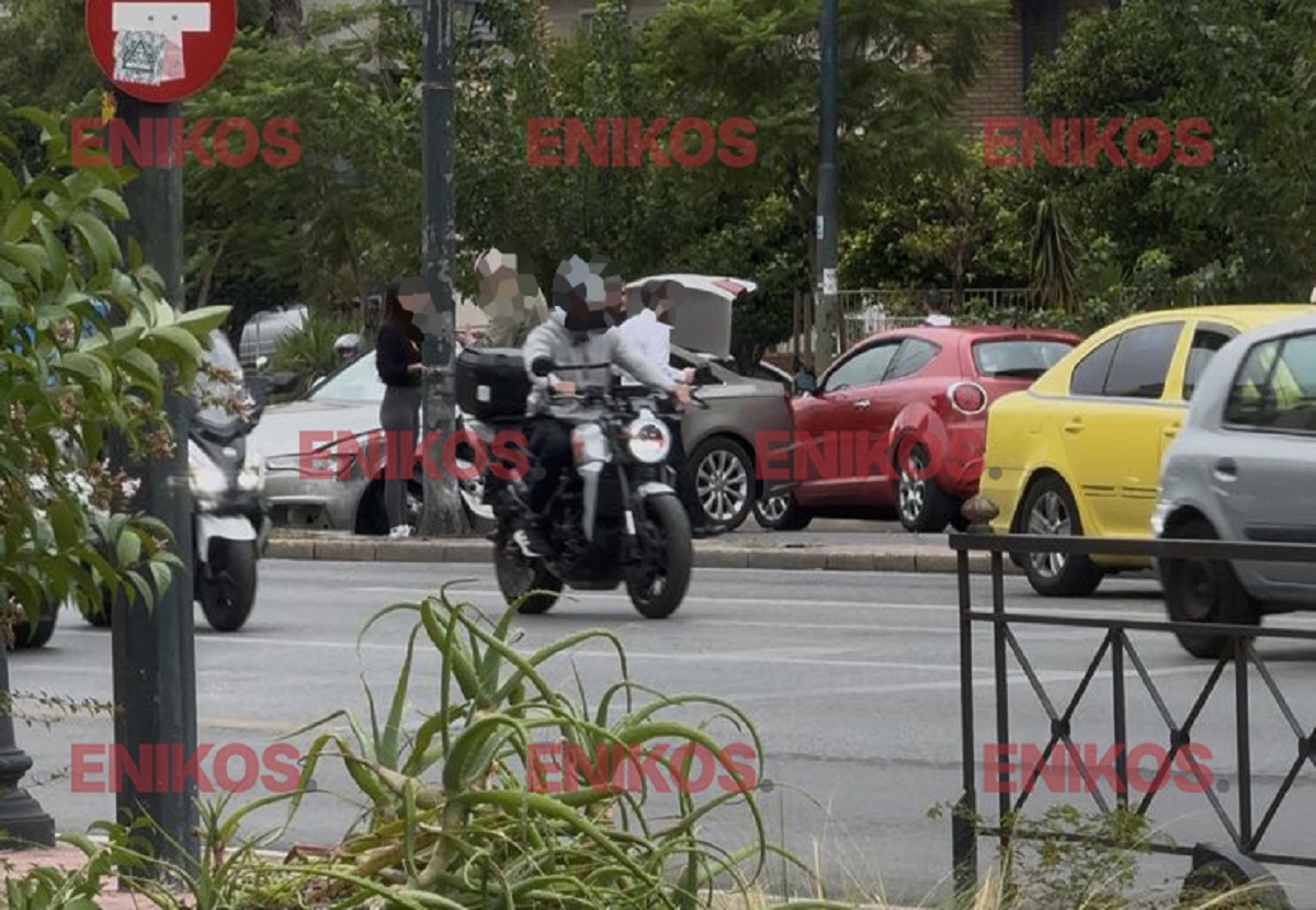Τροχαίο στο κέντρο της Αθήνας: Σύγκρουση οχημάτων στη Βασιλίσσης Σοφίας – Προβλήματα στην κυκλοφορία – ΦΩΤΟ και ΒΙΝΤΕΟ αναγνώστη
