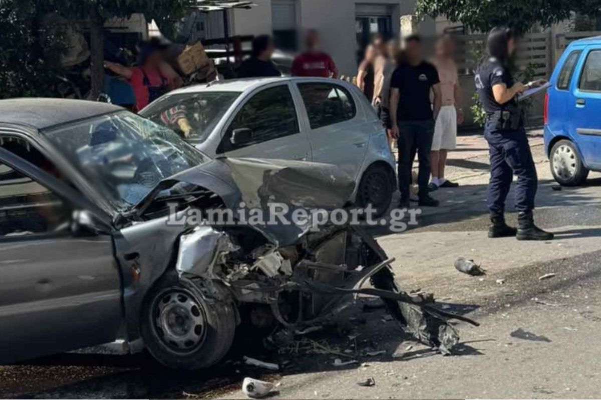 Λαμία: Μεθυσμένος οδηγός σκόρπισε τον πανικό – Συγκρούστηκε μετωπικά, χτύπησε και άλλα οχήματα – Φωτογραφίες και Βίντεο