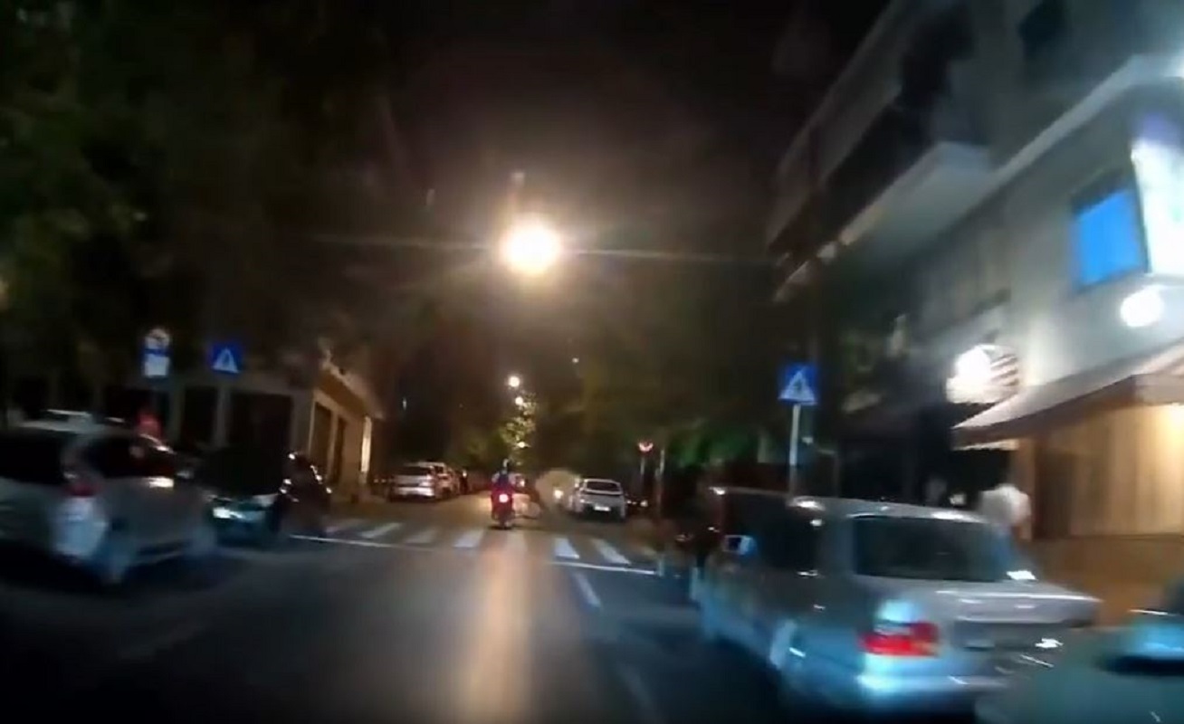 Βίντεο: Καρέ καρέ νέο τροχαίο με ηλεκτρικό πατίνι – Κινείτο αντίθετα σε δρόμο και «καρφώθηκε» σε μηχανάκι