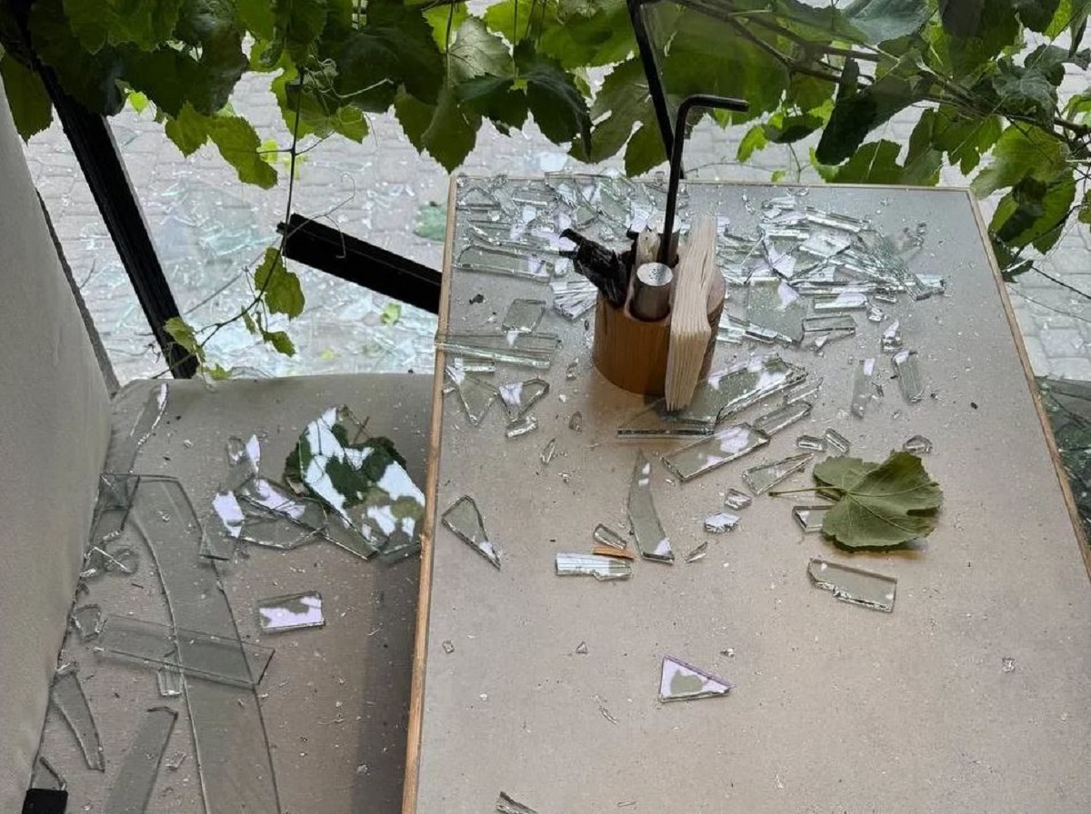Το εστιατόριο Zavertailo υπέστη σοβαρές ζημιές από τη ρωσική επίθεση στο κέντρο του Κιέβου στις 4 Σεπτεμβρίου 2026, κατά την οποία επλήγη και κοντινό κτίριο της Υπηρεσίας Ασφαλείας της Ουκρανίας (SBU). Φωτογραφία: Stanislav Zavertailo