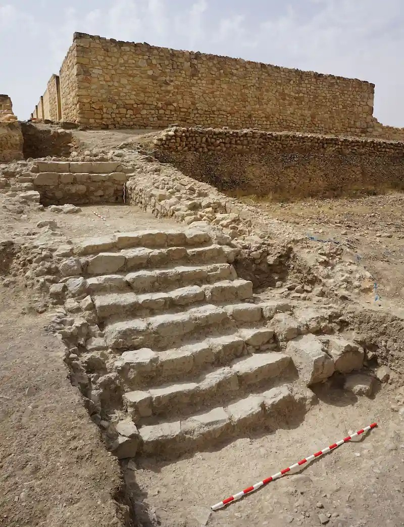 Οι σκάλες που οδηγούν στη ρωμαϊκή αγορά (forum). Πηγή: Proyecto Libisosa / Υπουργείο Παιδείας, Πολιτισμού και Αθλητισμού της Καστίλης-Λα Μάντσα
