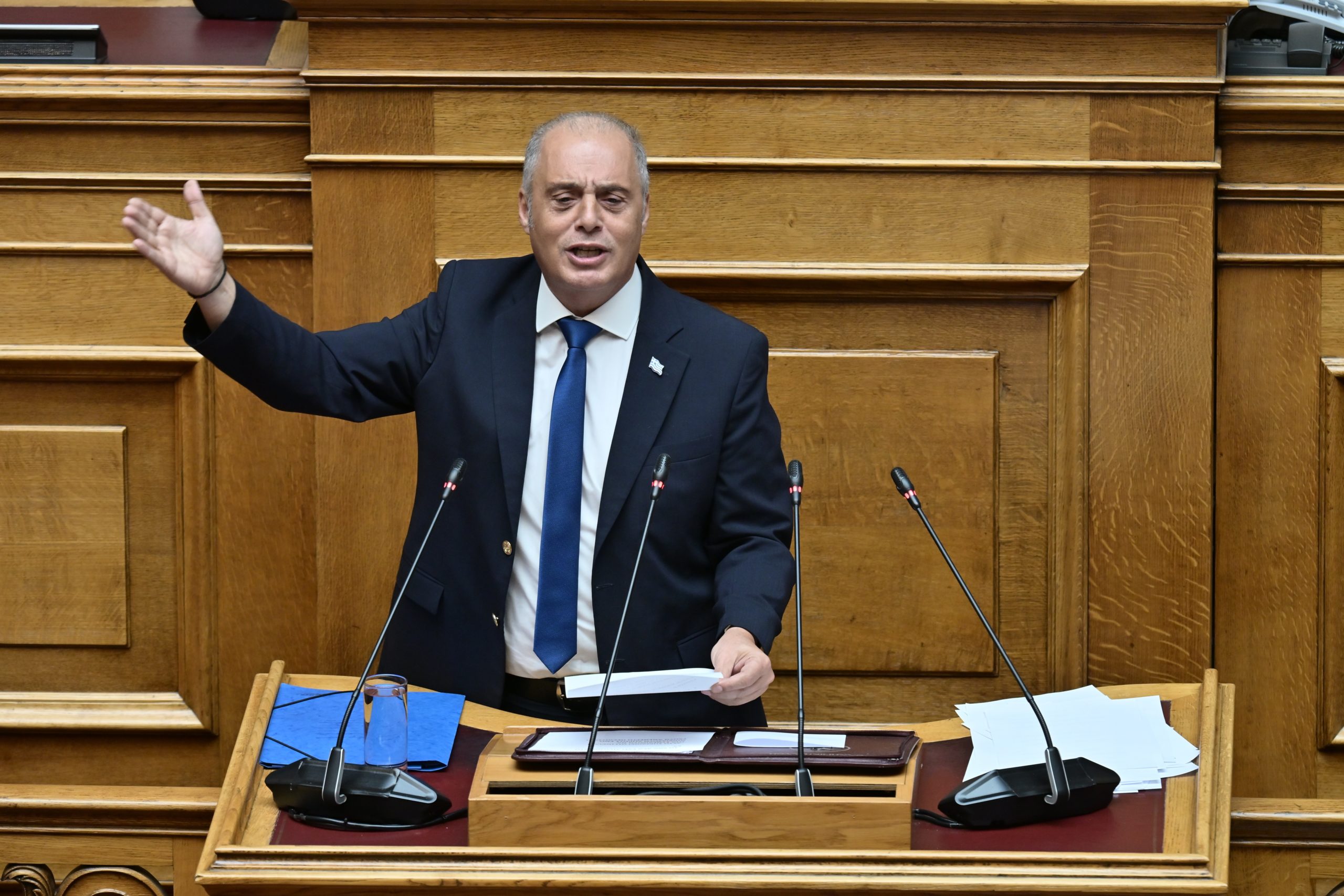 Βελόπουλος στη Βουλή: Εσείς στα μεγάλα σαλόνια με τους ολιγάρχες, εμείς στα μεγάλα αλώνια του μόχθου