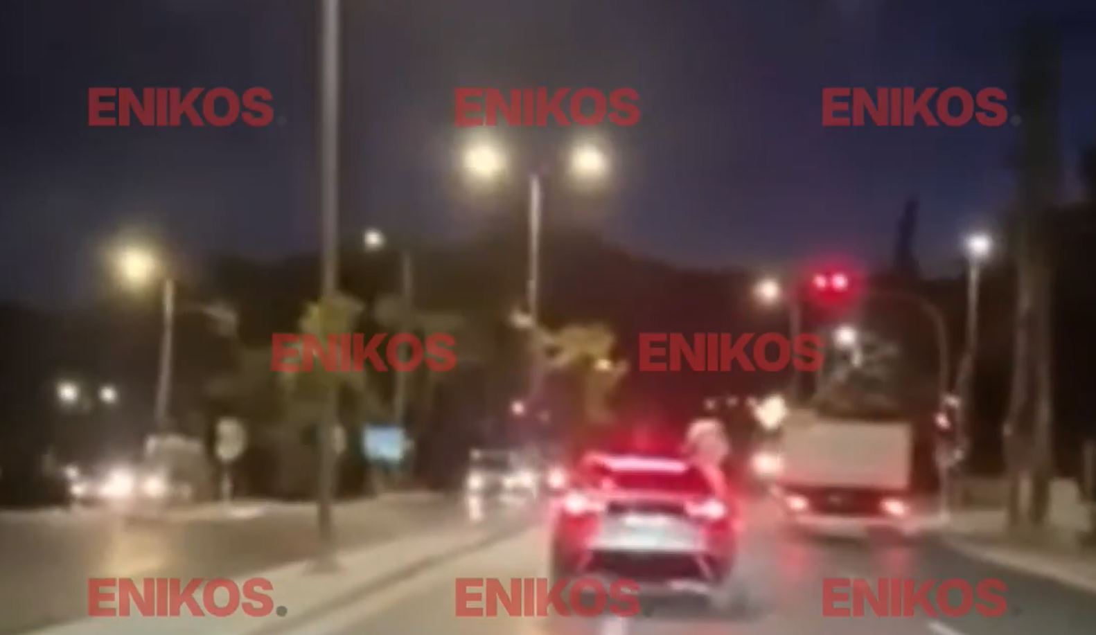 Λεωφόρος Πεντέλης: 21χρονος πέρασε με κόκκινο και παραλίγο να παρασύρει πεζό – Βίντεο ντοκουμέντο
