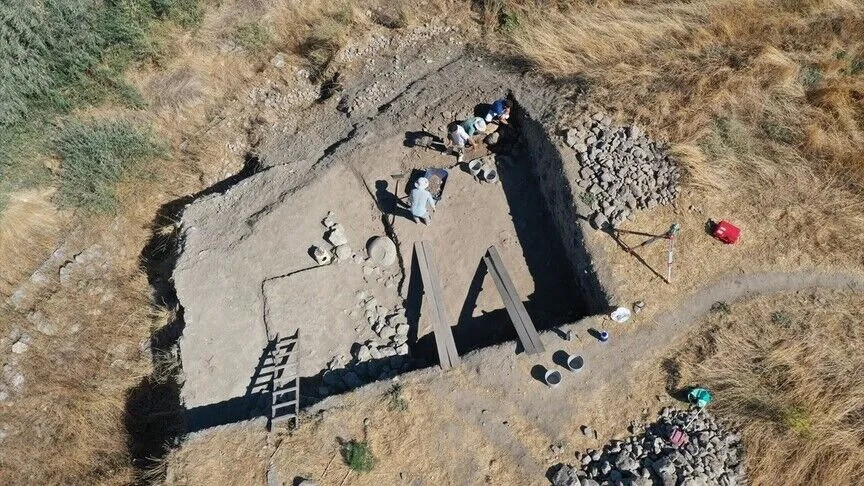 Αρχαιολόγοι που εργάζονται σε μία από τις τάφρους ανασκαφής στο Maydos Kilisetepe, όπου η έρευνα συνεχίζεται για 17 περιόδους (σεζόν). Πηγή: Bülent Ersöz / AA