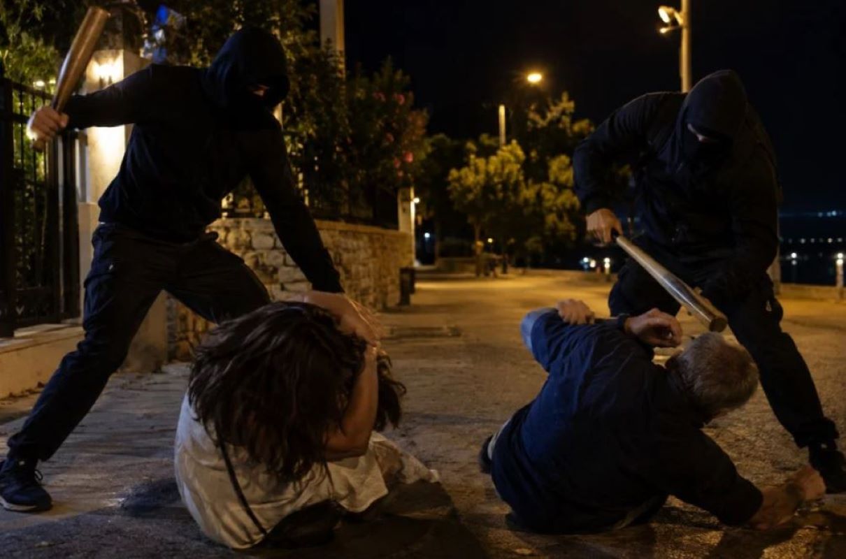 Πύργος: 26χρονος χτύπησε με ρόπαλο την πρώην σύντροφό του και τον πατέρα της – Είχε συνεργό τον φίλο του
