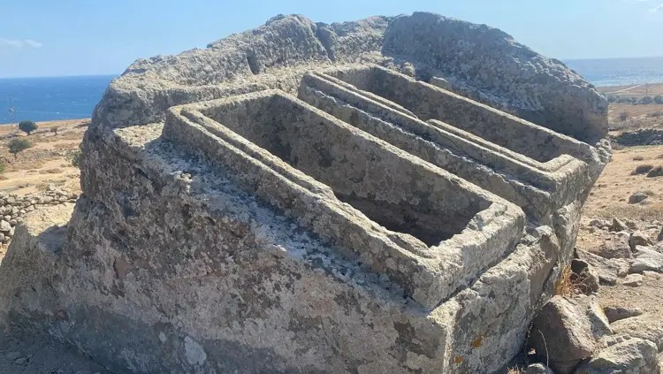 Κοιτάζοντας από το πλάι, το μνημείο αποκαλύπτει δύο ξεχωριστές ταφικές γούρνες (τάφρους) λαξευμένες στον ίδιο βραχώδη σχηματισμό. Φωτογραφία: Ναζίφ Τζεμχάν Σεν 