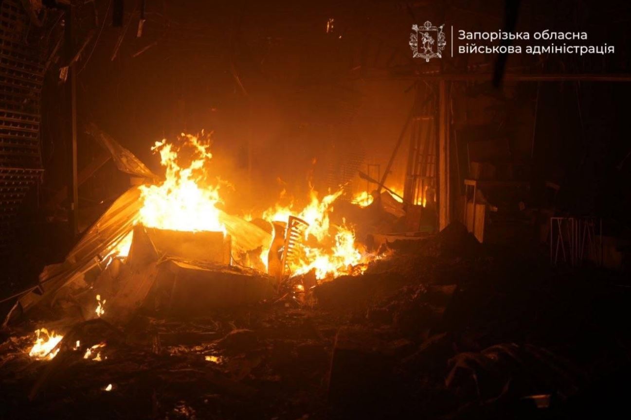 Φλόγες σε εγκατάσταση που επλήγη από ρωσική επίθεση στην περιφέρεια Ζαπορίζια, στη νοτιοανατολική Ουκρανία. Πηγή: Στρατιωτική Διοίκηση Περιφέρειας Ζαπορίζια
