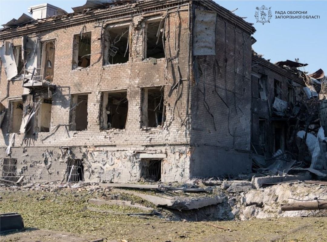 Κατεστραμμένο κτίριο στη Ζαπορίζια μετά από ρωσικό πλήγμα στις 28 Σεπτεμβρίου 2026. Από τις επιθέσεις στην πόλη και τη γύρω περιοχή τραυματίστηκαν δεκάδες άνθρωποι. (Συμβούλιο Άμυνας της Περιφέρειας Ζαπορίζια)