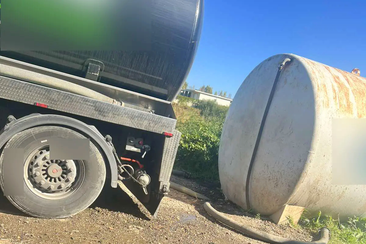 Σπάτα: Συνελήφθη 59χρονος οδηγός βυτιοφόρου για παράνομη μετάγγιση λυμάτων – Διαπιστώθηκε διαρροή στο έδαφος