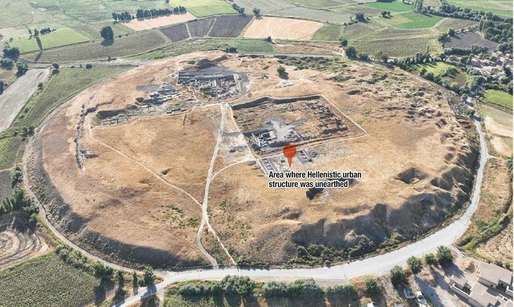 Εναέρια άποψη του Κιουλτεπέ-Κανίς (Kültepe-Kaniş) που δείχνει την περιοχή των ανασκαφών, όπου οι αρχαιολόγοι εντόπισαν αρχιτεκτονικά κατάλοιπα της ελληνιστικής περιόδου. Πιστωτική ένδειξη: Υπηρεσία Πολιτιστικής Κληρονομιάς της Κορέας (Korea Heritage Service)