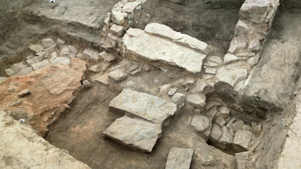 Η είσοδος και η διατηρημένη πέτρινη σκάλα ενός νεοανακαλυφθέντος κτιρίου του 10ου αιώνα στο βασιλικό παλάτι του Αυτοκράτορα Όθωνα του Μεγάλου στη Helfta της Γερμανίας. Πηγή: Johannes Groß / Κρατική Υπηρεσία Διαχείρισης Κληρονομιάς και Αρχαιολογίας Σαξονίας-Άνχαλτ