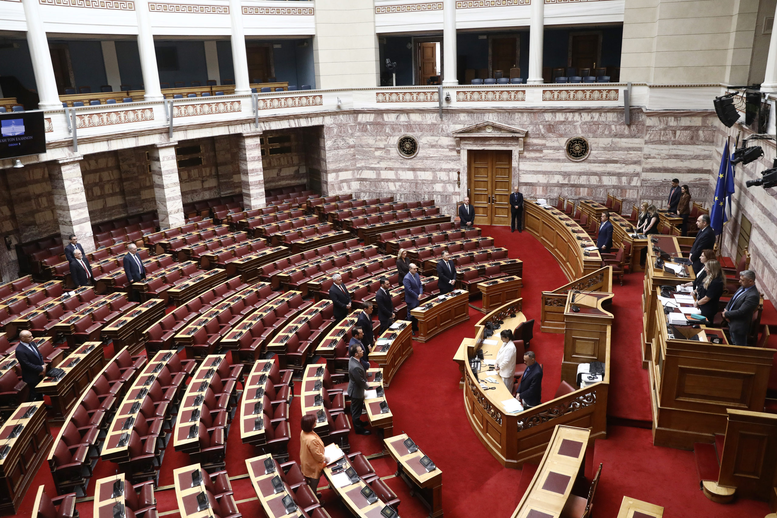 Γιατί φωταγωγήθηκε στα μωβ η Βουλή – Δείτε φωτό