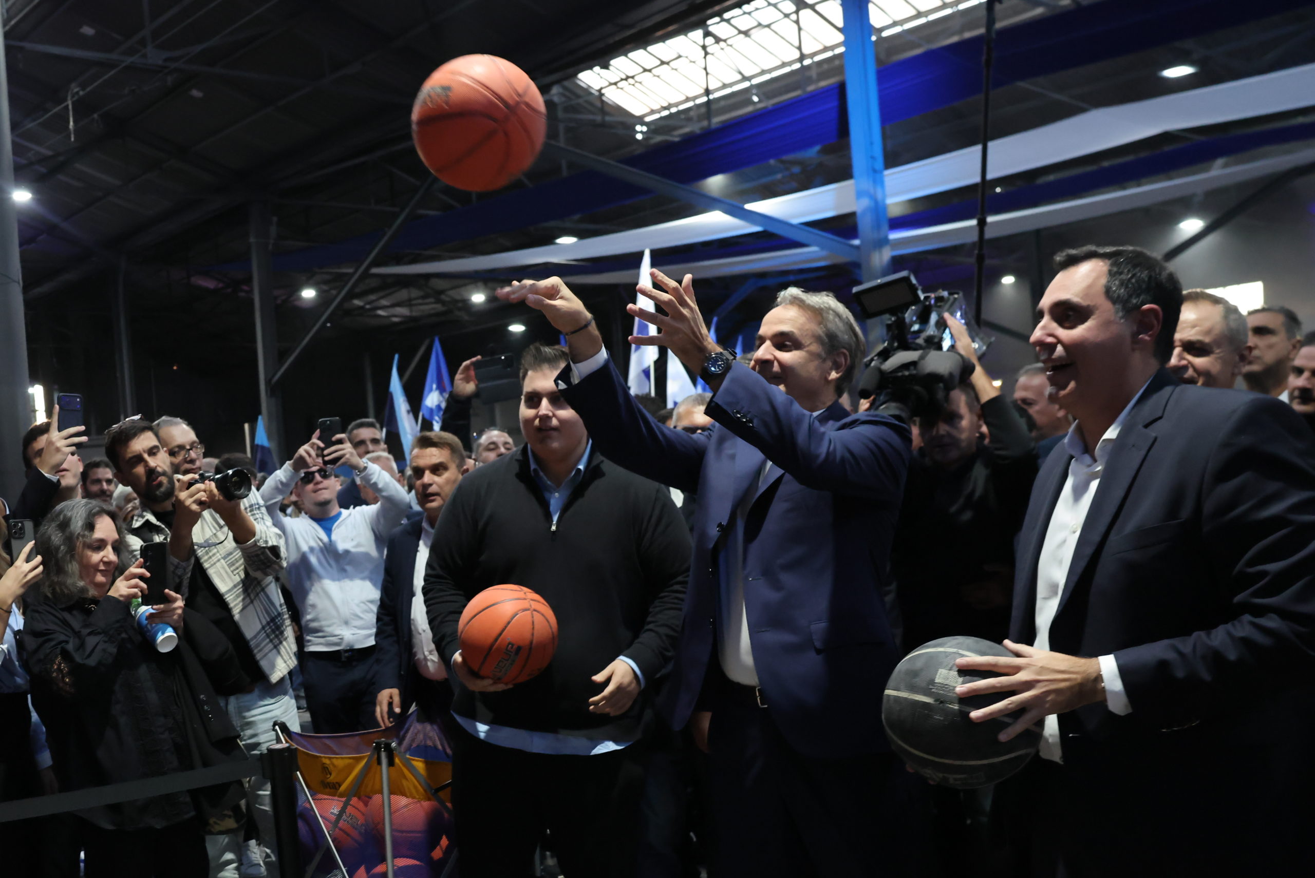 Μητσοτάκης στα 52α γενέθλια της ΝΔ: Έπαιξε μπάσκετ και έστειλε μήνυμα για «πρόοδο και ελπίδα» – ΦΩΤΟ