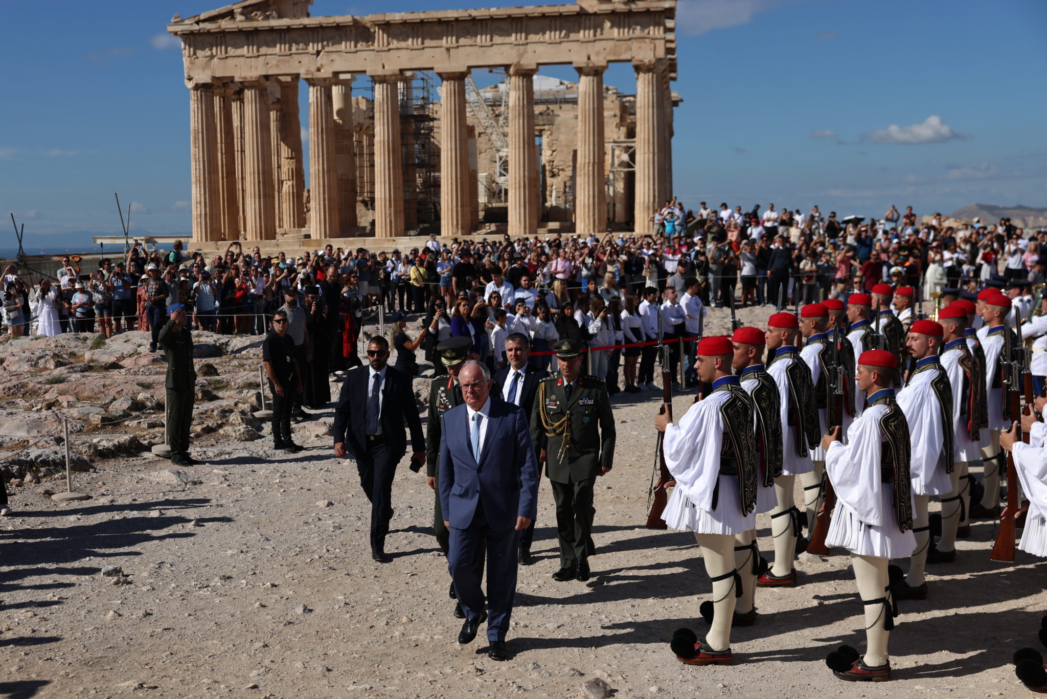 ΕΠΑΡΣΗ ΣΗΜΑΙΑΣ ΣΤΟΝ ΒΡΑΧΟ ΤΗΣ ΑΚΡΟΠΟΛΗΣ ΓΙΑ ΤΗΝ 82η ΕΠΕΤΕΙΟ ΤΗΣ ΑΠΕΛΕΥΘΕΡΩΣΗΣ ΤΗΣ ΑΘΗΝΑΣ ΑΠΟ ΤΑ ΓΕΡΜΑΝΙΚΑ ΣΤΡΑΤΕΥΜΑΤΑ ΚΑΤΟΧΗΣ