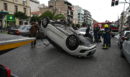 Τροχαίο στην Καλλιθέα: Όχημα προσέκρουσε σε σταθμευμένα αυτοκίνητα και κατάληξε ανάποδα στο οδόστρωμα - ΦΩΤΟ
