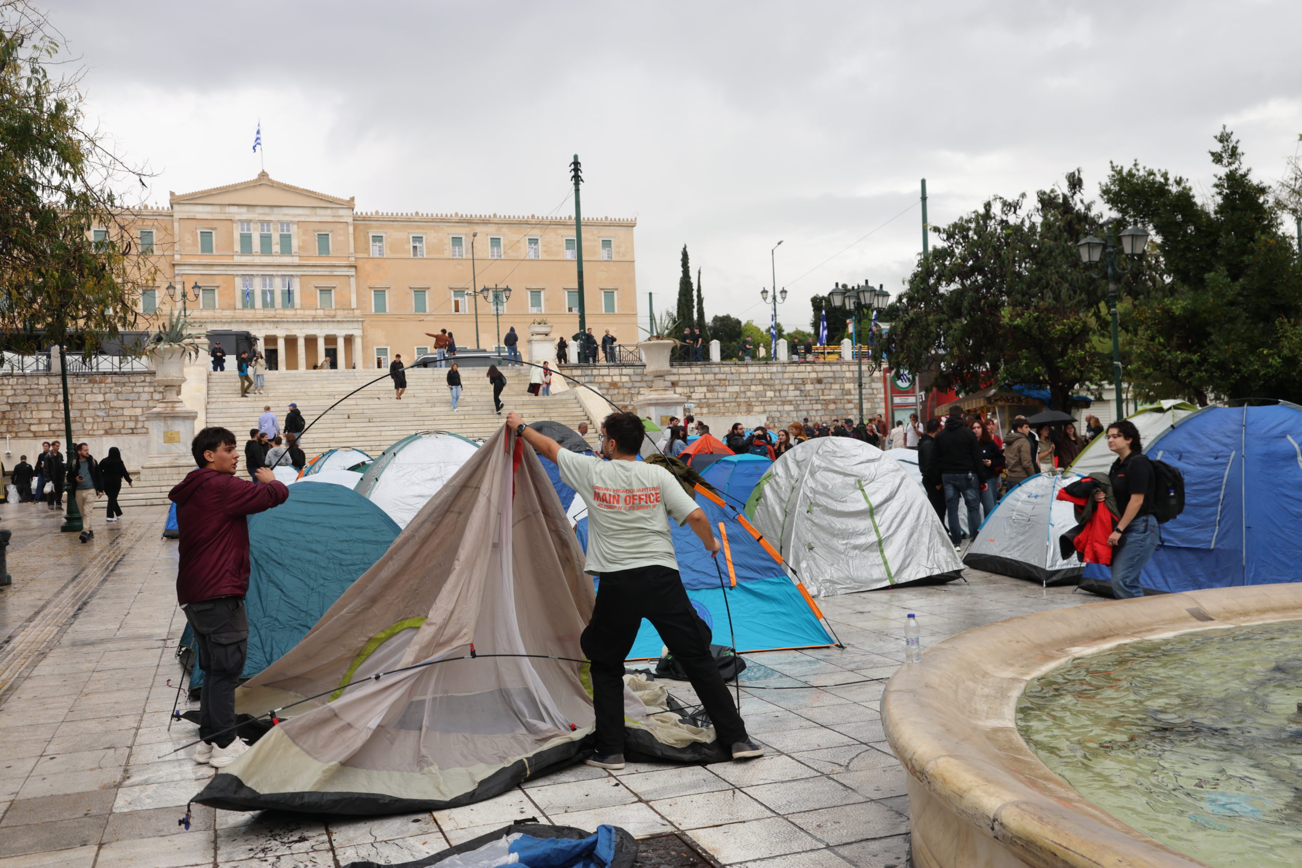 Φοιτητές κατασκηνώνουν στο Σύνταγμα: Ζητούν μέτρα στήριξης για το αυξημένο κόστος σπουδών και τη φοιτητική στέγη – ΦΩΤΟ