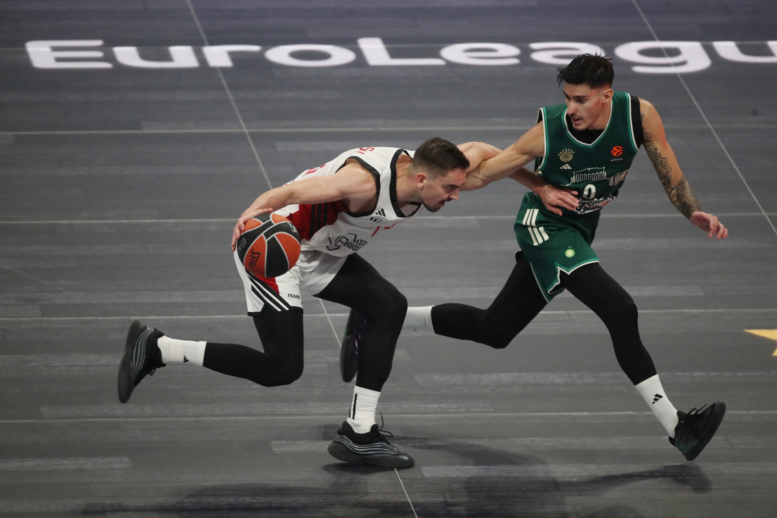 Euroleague: Tραυματισμός-σοκ για τον Τόμας Σατοράνσκι – Μεταφέρθηκε στο νοσοκομείο – ΒΙΝΤΕΟ