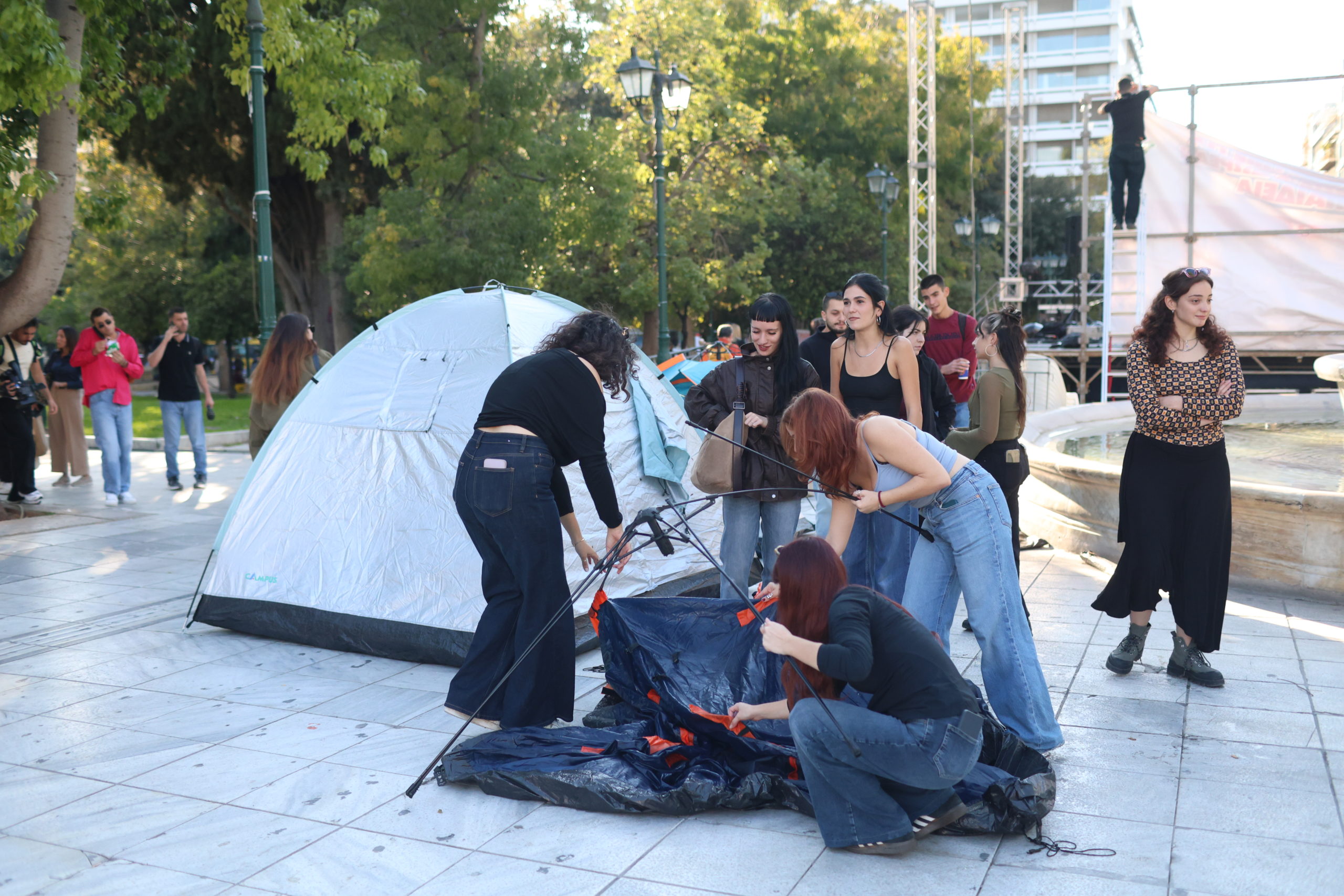Σε εξέλιξη η φοιτητική διαδήλωση στο Σύνταγμα – Σε σκηνές θα διανυκτερεύσουν οι φοιτητές- ΦΩΤΟ