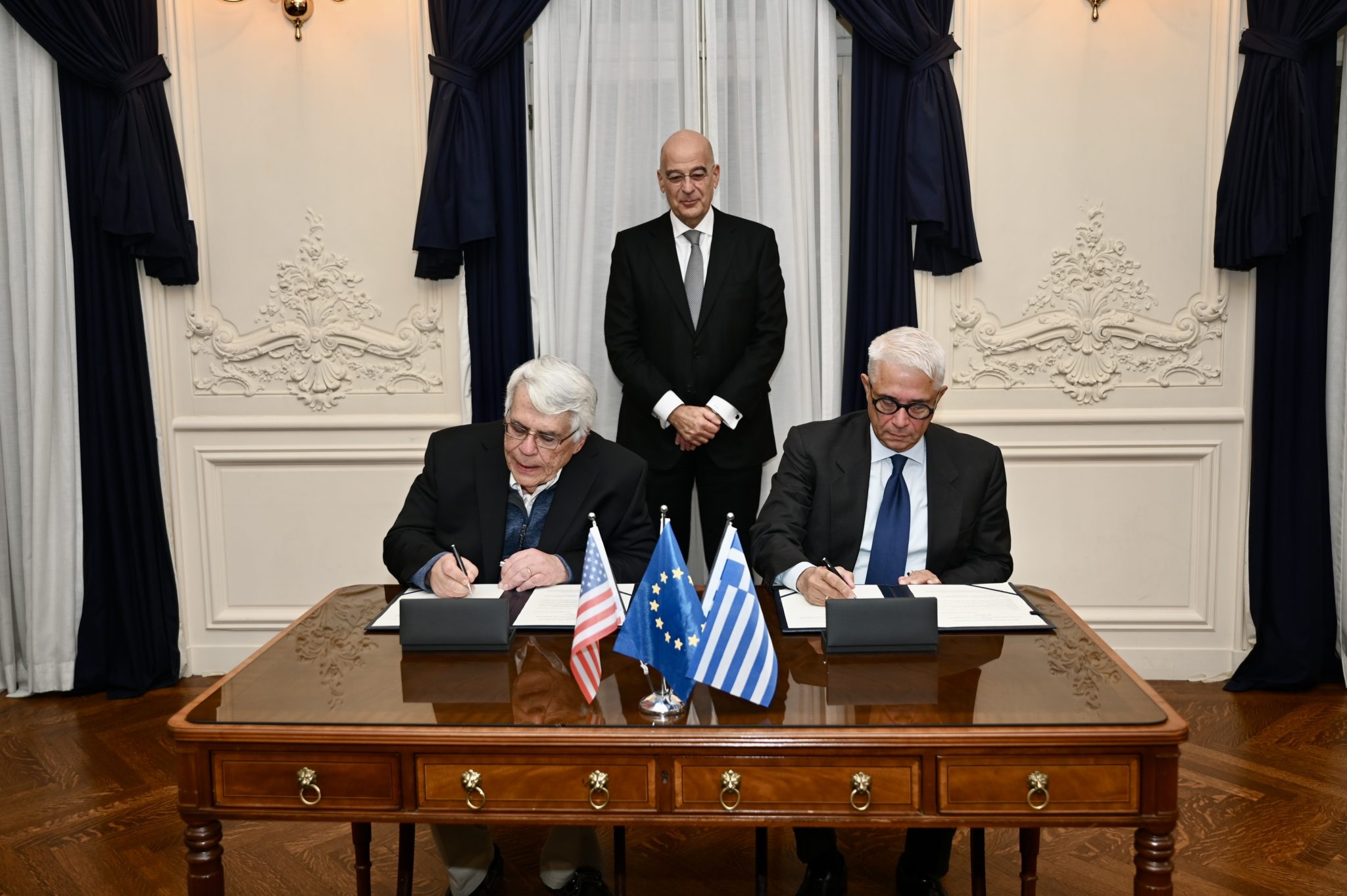 Ο ΥΕΘΑ ΝΙΚΟΣ ΔΕΝΔΙΑΣ ΣΤΗ ΒΟΣΤΩΝΗ ΣΤΗΝ ΥΠΟΓΡΑΦΗ ΚΟΙΝΗΣ ΔΙΑΚΗΡΥΞΗΣ ΓΙΑ ΤΗ ΣΤΡΑΤΗΓΙΚΗ ΣΥΝΕΡΓΑΣΙΑ ΕΛΚΑΚ - MITS