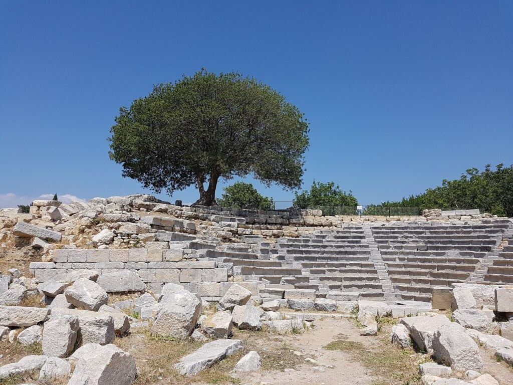 Το βουλευτήριο της αρχαίας Τέω, όπου οι μαθητές υποβάλλονταν σε εξετάσεις στη μουσική και σε ακαδημαϊκά μαθήματα πριν από περίπου 2.200 χρόνια. Πηγή: Isabeau / Wikimedia Commons (CC BY-SA 4.0)