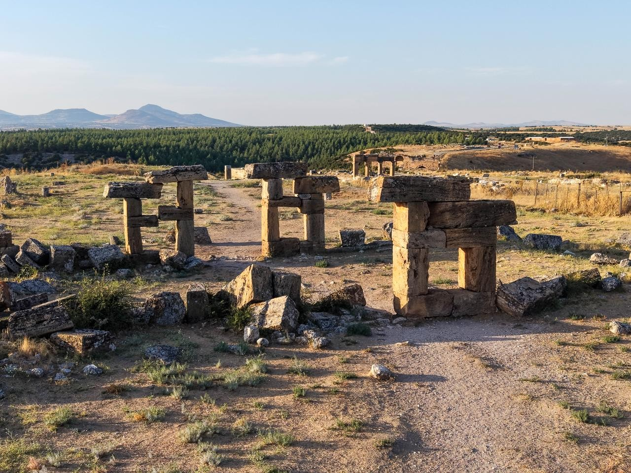 Ερείπια της αρχαίας πόλης της Βλαύνδου, όπου οι αρχαιολόγοι αποκάλυψαν υπολείμματα τείχους που περιέβαλλε τον βόρειο ναό, όπως φαίνονται στο Ουλουμπέι του Ουσάκ, στην Τουρκία, 1 Οκτωβρίου 2026. (Φωτογραφία: AA)