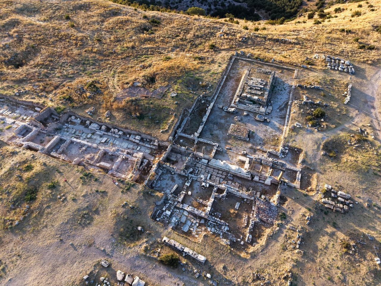 Στο Ουλουμπέι του Ουσάκ, στην Τουρκία, διακρίνονται τα ερείπια της αρχαίας πόλης της Βλαύνδου, όπου αρχαιολόγοι έφεραν στο φως υπολείμματα τείχους που περιέβαλλε τον βόρειο ναό, 1 Οκτωβρίου 2026. (Φωτογραφία: AA)