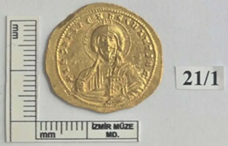 Η άλλη όψη του νομίσματος απεικονίζει τον Χριστό με φωτοστέφανο, να κρατά το Ευαγγέλιο και να υψώνει το ένα χέρι σε ευλογία. Πηγή: DHA