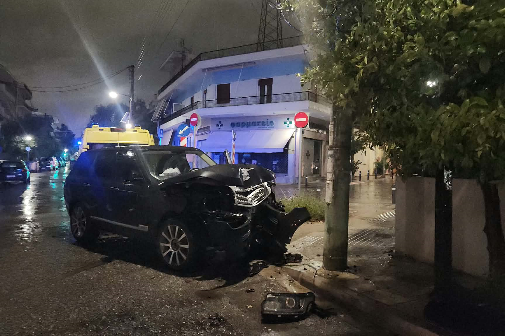 Αγία Βαρβάρα: Αυτοκίνητο προσέκρουσε σε κολώνα στην προσπάθεια να αποφύγει φορτηγάκι που έκανε όπισθεν