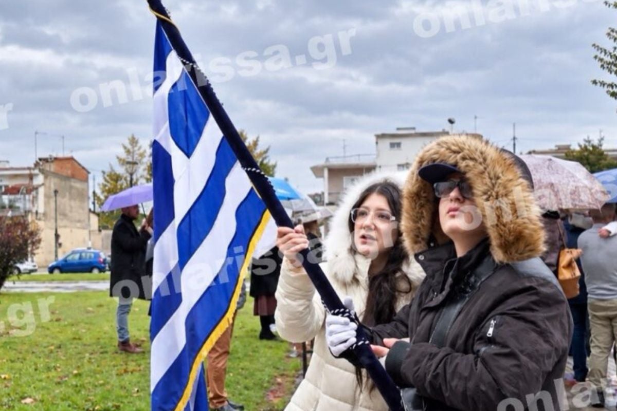 Λάρισα: Ρίγη συγκίνησης για τον 14χρονο Στέφανο – Το αγόρι με ειδικές ανάγκες που 10 χρόνια είχε σωθεί από το φλεγόμενο σπίτι του, σήμερα έκανε παρέλαση ως σημαιοφόρος