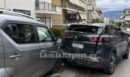 Λαμία: «Κόλλησε» το γκάζι της οδηγού και «πήρε σβάρνα» σταθμευμένα αυτοκίνητα - Δείτε εικόνες από το τροχαίο