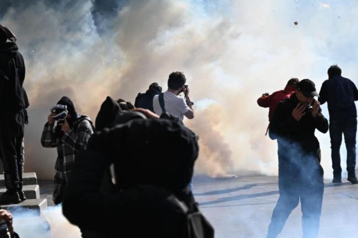 Σκηνές χάους στη Γαλλία: Μαζικές κινητοποιήσεις για την ακρίβεια, επεισόδια και έφοδος στο Δημαρχείο της Μασσαλίας