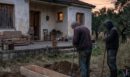 Φρικιαστική υπόθεση στην Αμαλιάδα: Δύο αδέλφια έθαψαν την μητέρα τους στον κήπο - Τους κατέδωσε ο τρίτος αδελφός