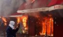 Γαλλία: Νέα επεισόδια με δακρυγόνα και αντλίες νερού στην πλατεία Δημοκρατίας – «Στάχτη» το ιστορικό δημαρχείο της Λιμόζ
