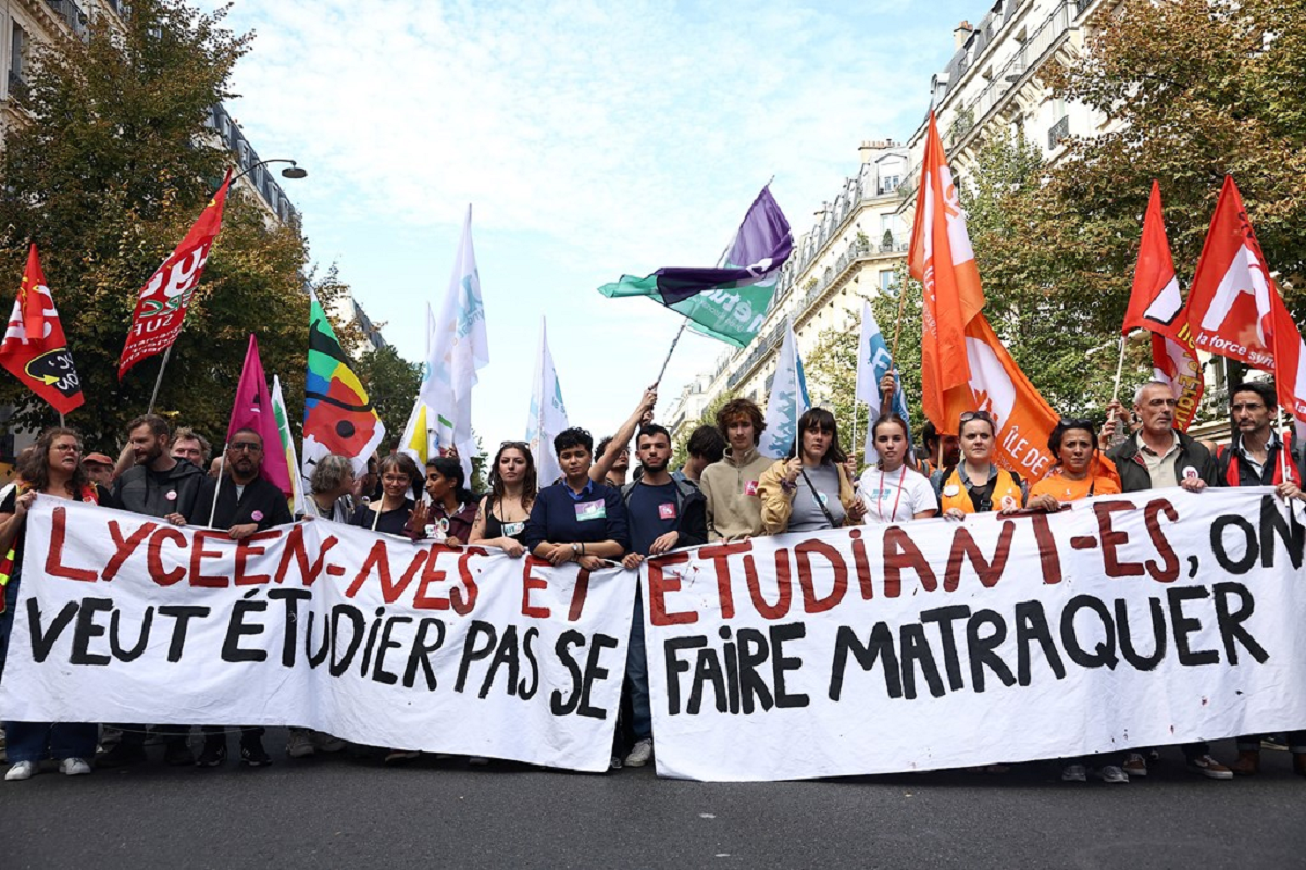 «Μαθητές λυκείου και φοιτητές: θέλουμε να σπουδάζουμε, όχι να μας χτυπούν με γκλομπ», γράφει το πανό που κρατούν εκπρόσωποι μαθητικών και φοιτητικών οργανώσεων κατά τη διάρκεια διαδήλωσης στο Παρίσι, στις 6 Οκτωβρίου 2026. Η κινητοποίηση πραγματοποιήθηκε στο πλαίσιο πανεθνικής ημέρας διαμαρτυριών για τις υπερπλήρεις τάξεις, τις ελλείψεις εκπαιδευτικών και τα παλαιωμένα σχολικά κτίρια. (REUTERS/Abdul Saboor)