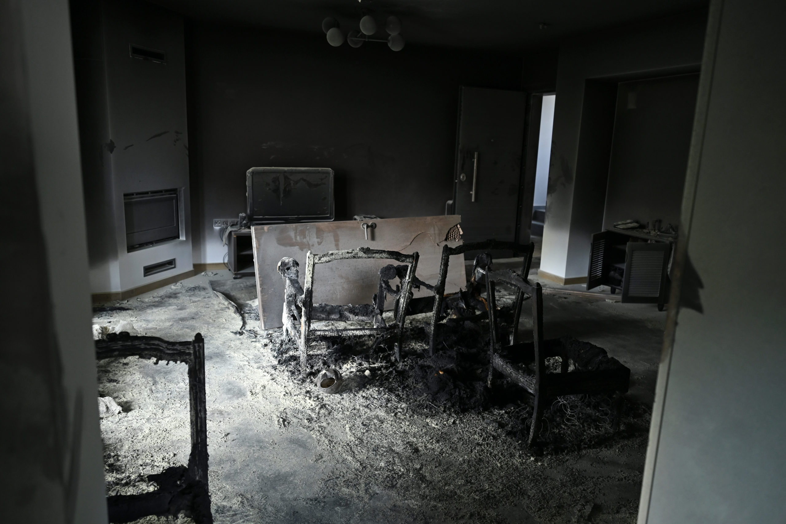 Στη Λευκάδα συνελήφθη ο αξιωματικός του Πολεμικού Ναυτικού που πυρπόλησε σπίτι και αυτοκίνητα πρώην συντρόφων του