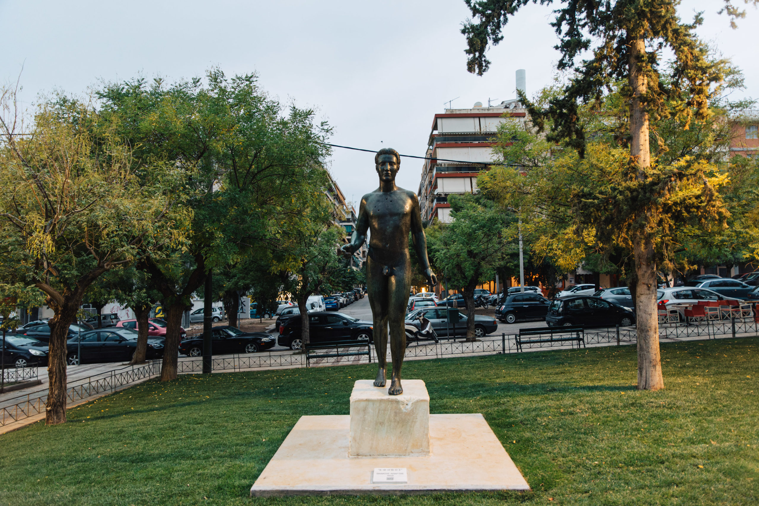 «Έφηβος»: Η ιστορία του εμβληματικού γλυπτού που επέστρεψε στην Αθήνα ύστερα από 23 χρόνια – Γιατί έχει οπές στο σώμα του