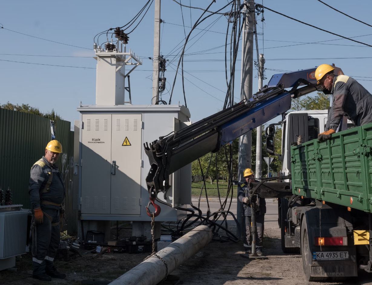 Εργαζόμενοι αντικαθιστούν μετασχηματιστή στο πλαίσιο των εργασιών εκσυγχρονισμού και ενίσχυσης των ενεργειακών υποδομών της Ουκρανίας, τον Σεπτέμβριο του 2026, ενώ η χώρα προετοιμάζεται για ακόμη έναν δύσκολο χειμώνα εν μέσω ρωσικών επιθέσεων. (Φωτογραφία: Jędrzej Nowicki / The New York Times)