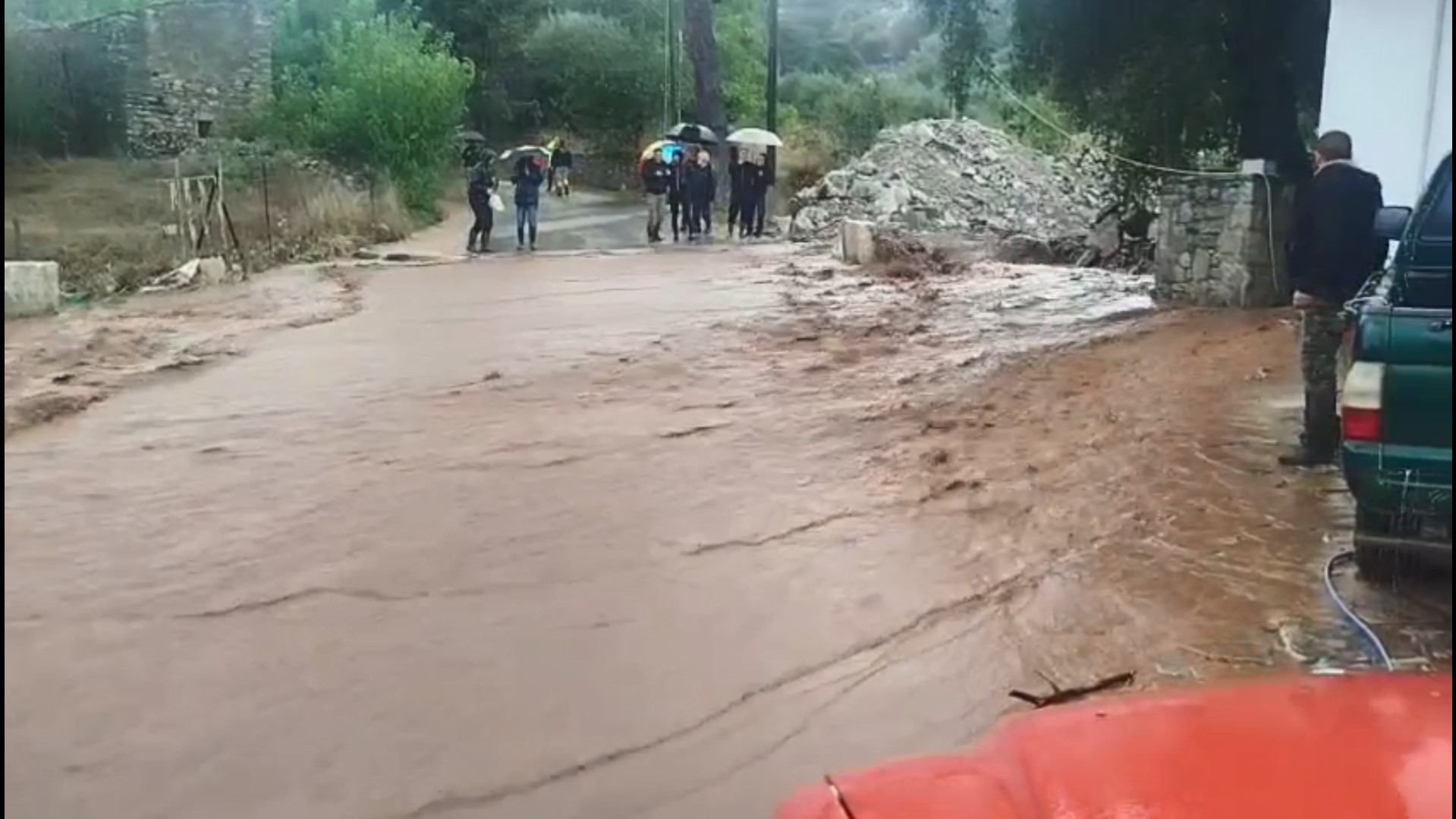 Κακοκαιρία στην Κρήτη: Πλημμύρισαν δρόμοι, υπερχείλισε χείμαρρος στα Ζωνιανά – Νέο 112 για έντονα καιρικά φαινόμενα – Δείτε βίντεο
