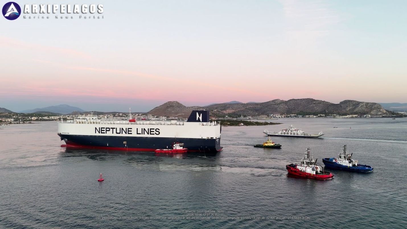Σαλαμίνα: Αποκολλήθηκε το «Neptune Ethos» μετά την προσάραξή του στο Καματερό – Βίντεο από την επιχείρηση