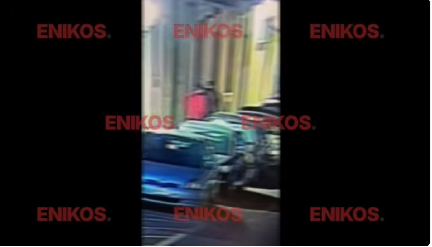 Φονική έκρηξη στην Πλάκα: Βίντεο-ντοκουμέντο από τη στιγμή που οι συλληφθέντες βγαίνουν από το κτίριο – Κατηγορούνται για ανθρωποκτονία με ενδεχόμενο δόλο