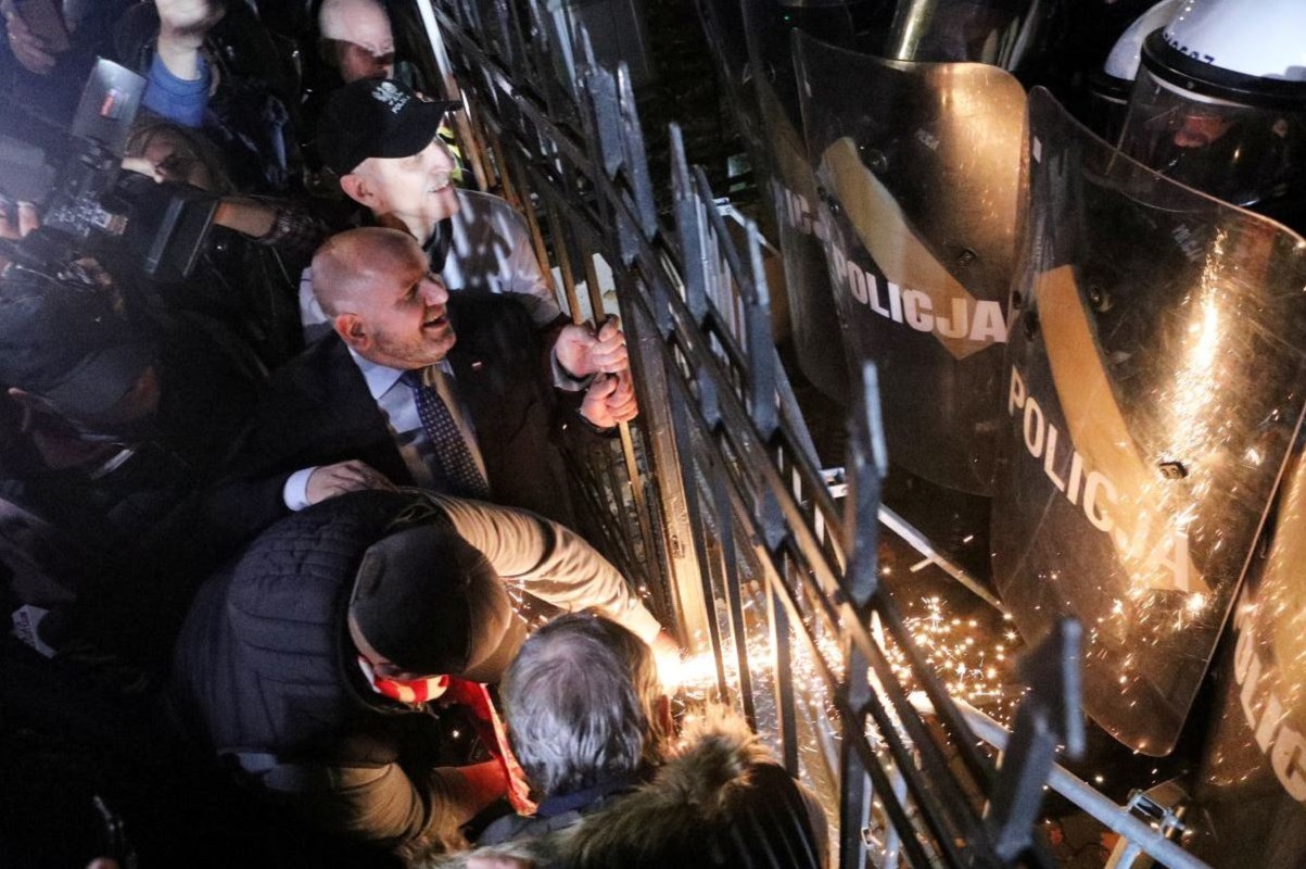 Πολωνία: Πολιτική κρίση και χάος στο Συνταγματικό Δικαστήριο – Ο πρόεδρος γύρισε το αεροπλάνο, επεισόδια με δικαστές και τρεις συλλήψεις