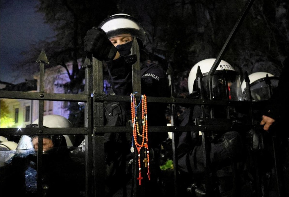 Ισχυρές αστυνομικές δυνάμεις παρατεταγμένες πίσω από τα μεταλλικά κιγκλιδώματα του Συνταγματικού Δικαστηρίου στη Βαρσοβία, εν μέσω της πολιτικής και θεσμικής κρίσης. Φωτογραφία: Sławomir Kamiński / Agencja Wyborcza.pl