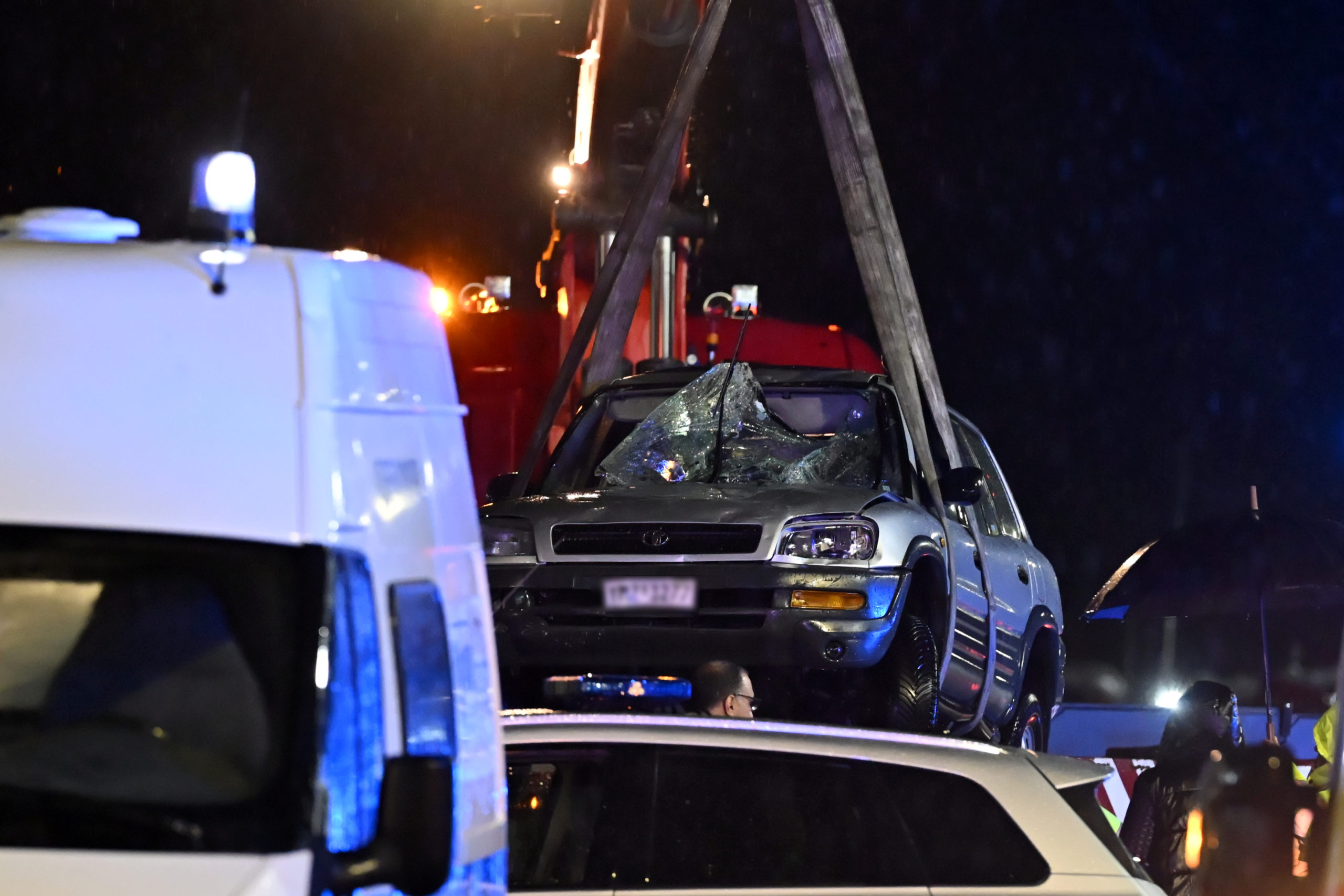 ΟΙΚΟΓΕΝΕΙΑΚΗ ΤΡΑΓΩΔΙΑ ΣΤΟΝ ΠΕΙΡΑΙΑ ΕΠΕΙΤΑ ΑΠΟ ΠΤΩΣΗ ΟΧΗΜΑΤΟΣ ΣΤΟ ΛΙΜΑΝΙ
