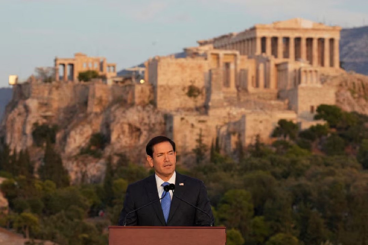 Ο υπουργός Εξωτερικών των ΗΠΑ Μάρκο Ρούμπιο μιλά στον λόφο της Πνύκας στην Αθήνα, όπου πραγματοποιούνταν οι συνελεύσεις των αρχαίων Αθηναίων, με τον Παρθενώνα στην Ακρόπολη στο βάθος, στις 7 Οκτωβρίου 2026. (Mark Schiefelbein/Pool via REUTERS)